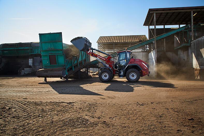Weidemann wheel loader 9080 in use