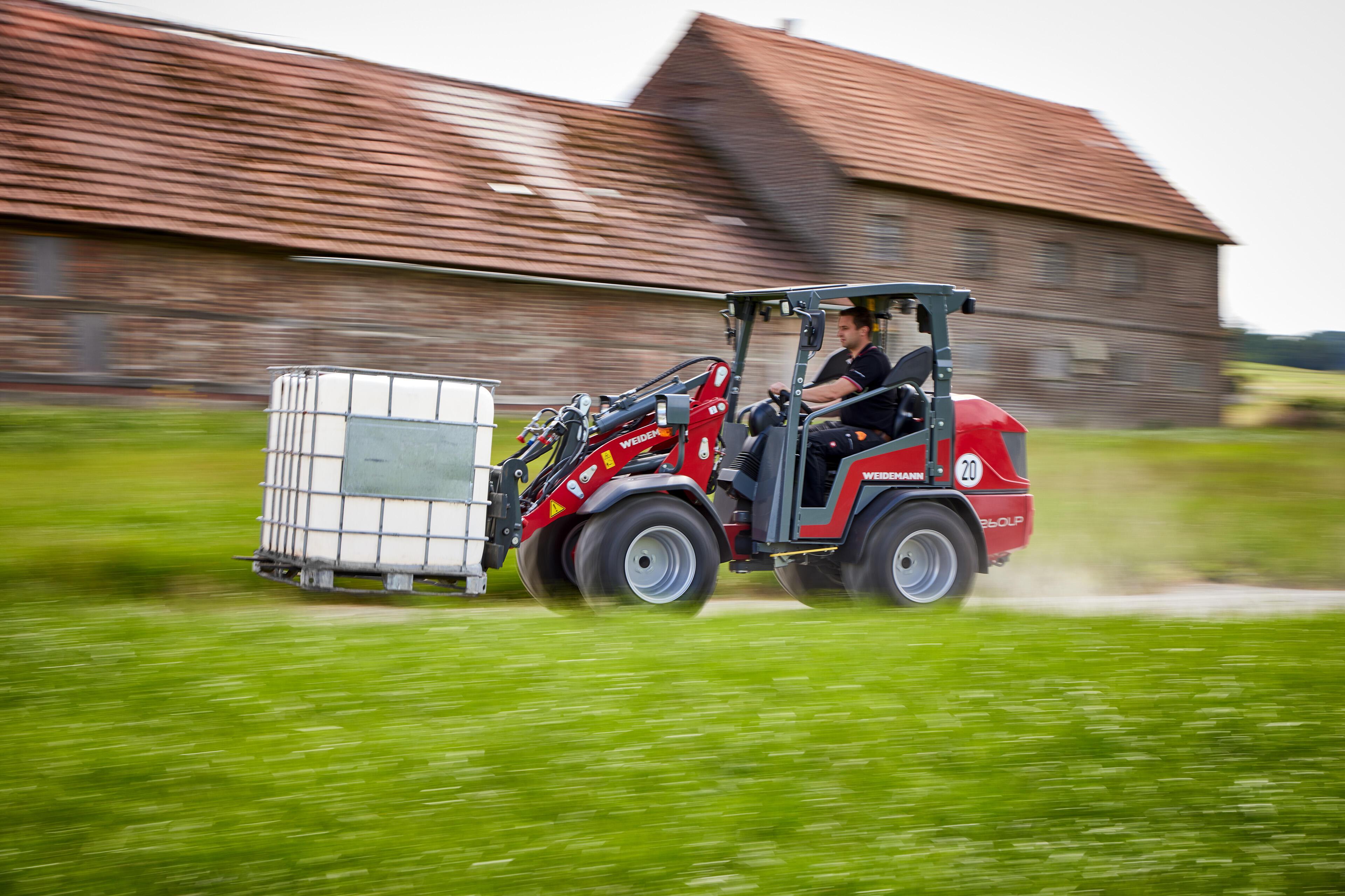Weidemann Hoftrac 1260LP sikkerhedstag i aktion med pallegaffel