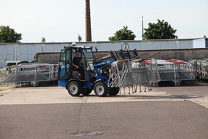 Weidemann Hoftrac 1160 mit Kabine und Palettengabel im Einsatz