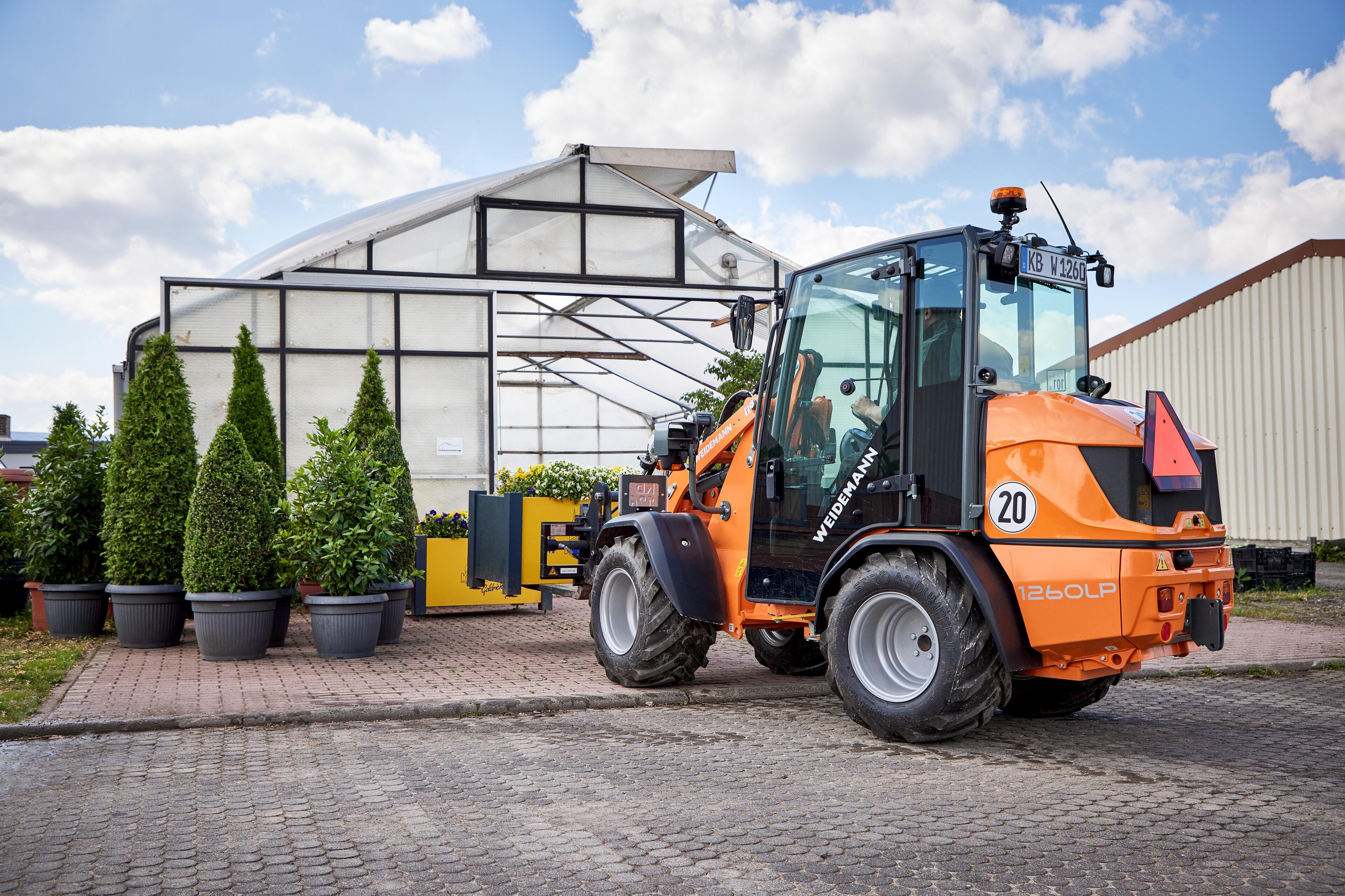 Weidemann Hoftrac 1260LP kabine i aktion med pallegaffel