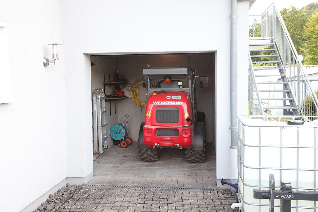 IMG_2024.JPG Weidemann Hoftrac 1160 mit abgeklappten Fahrerschutzdach im Einsatz