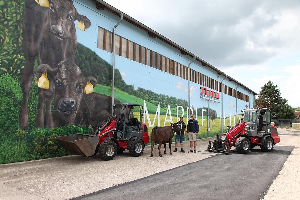 IMG_6471.JPG Zwei Weidemann Maschinen vor dem Wagyu Hof Marbelution